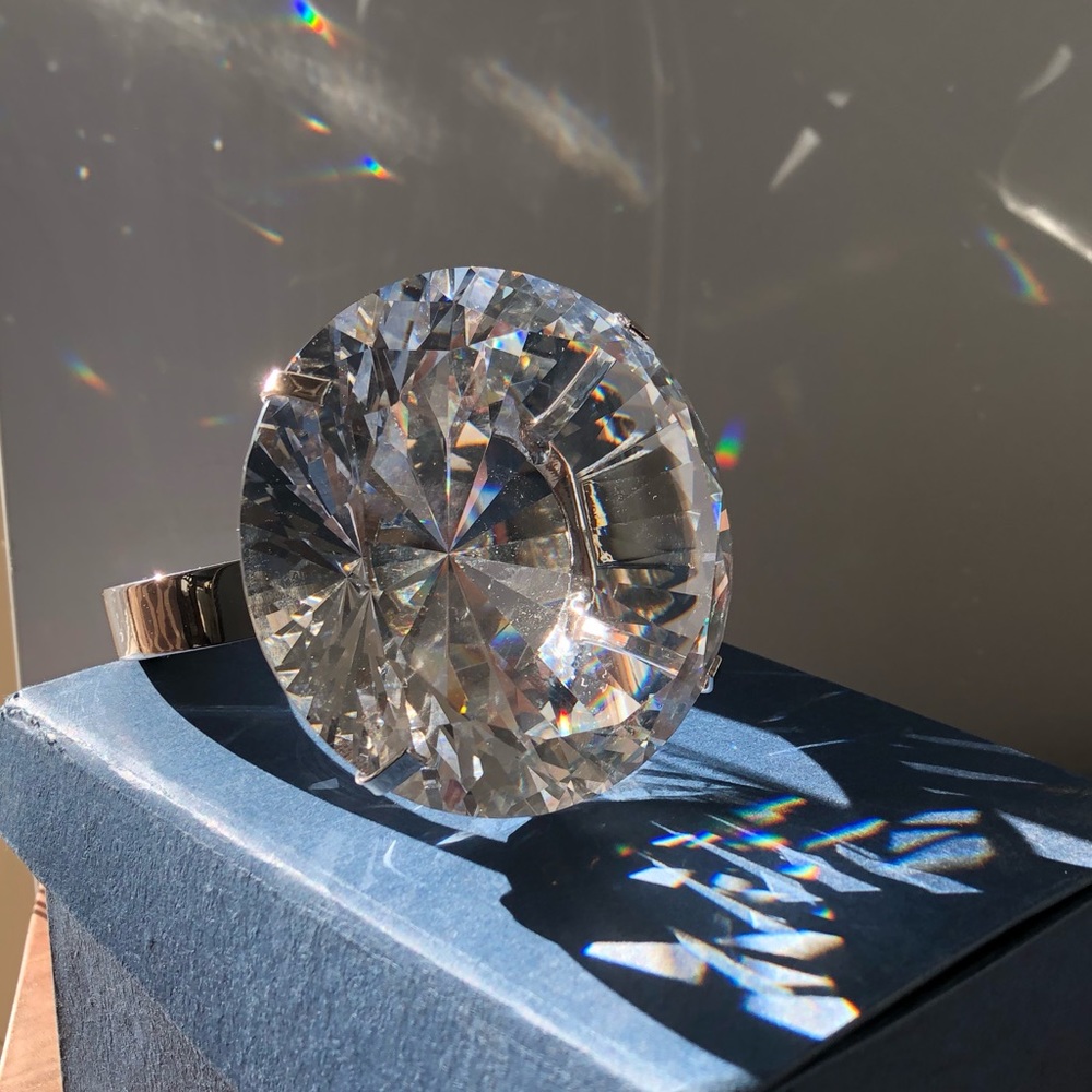 Faux engagement ring paperweight - Picture 2 of 8
